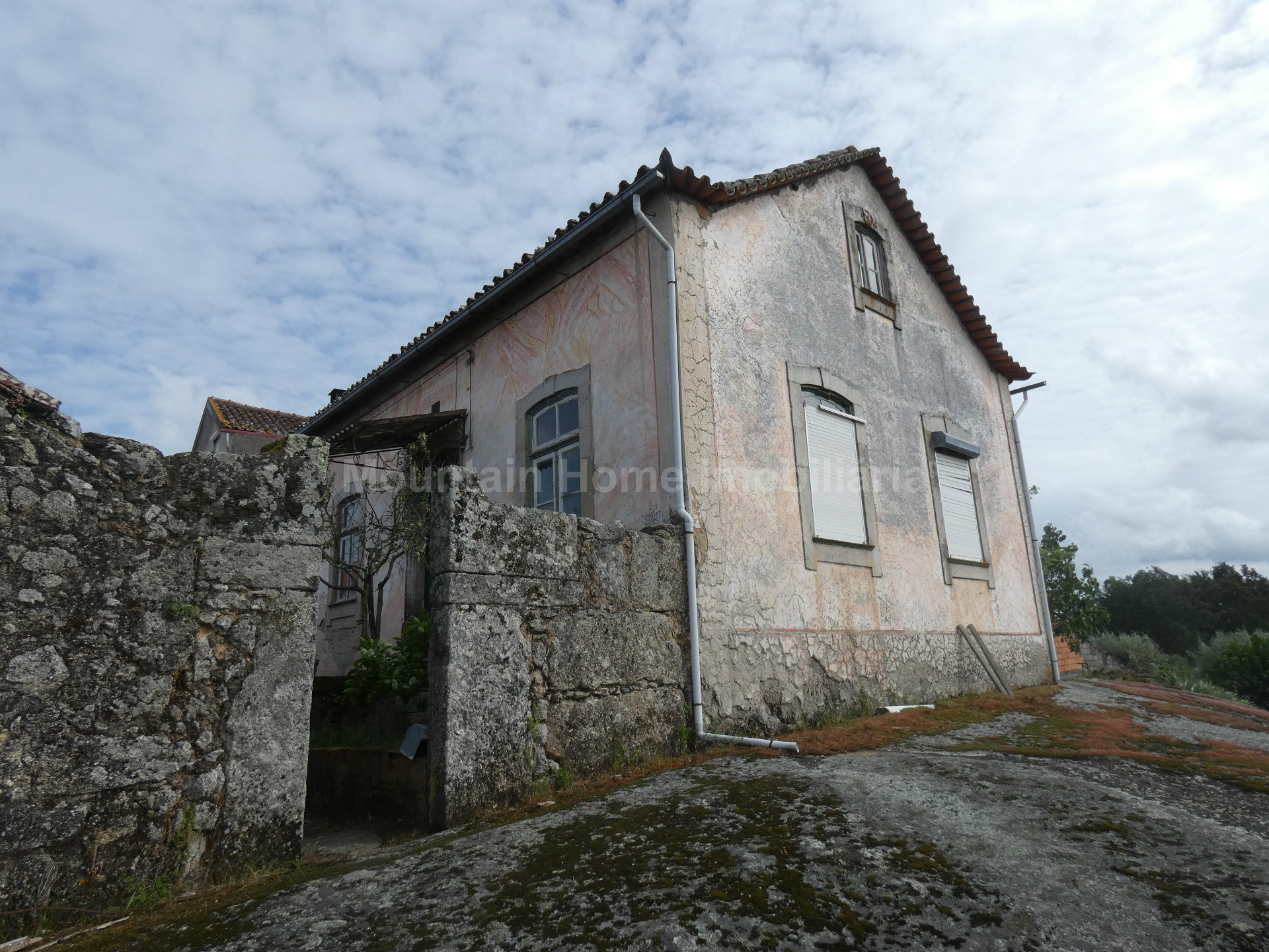 Moradia T2 Para Venda em Oliveira do Hospital